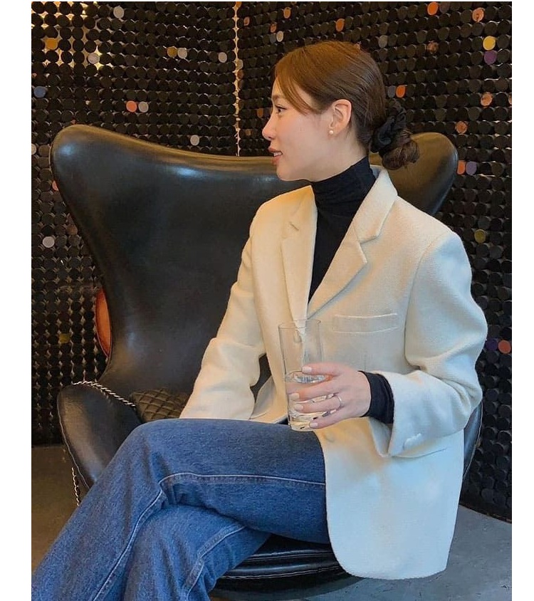 Phối áo beige với quần jeans