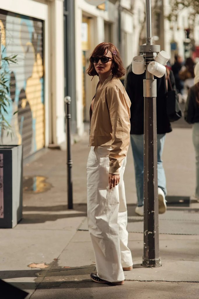 Phối áo beige với quần trắng