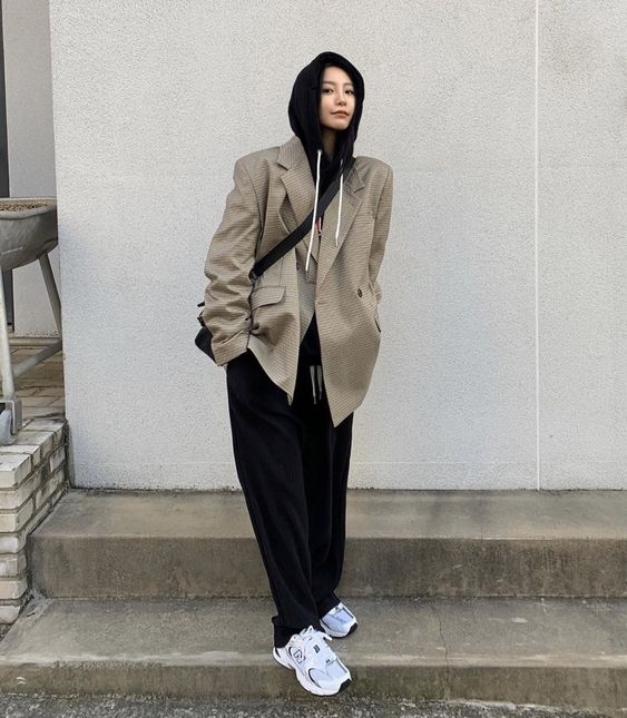 Phối blazer beige với trang phục đen