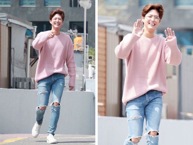 Áo hồng phối quần jeans