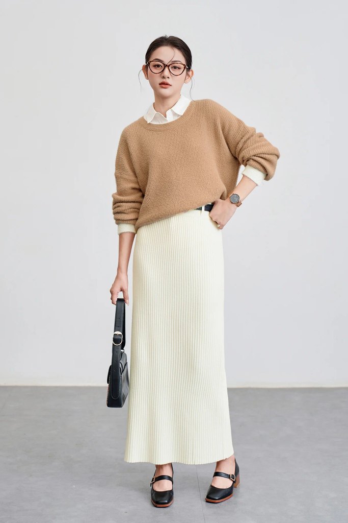 Phối đồ nữ áo len mỏng và chân váy midi
