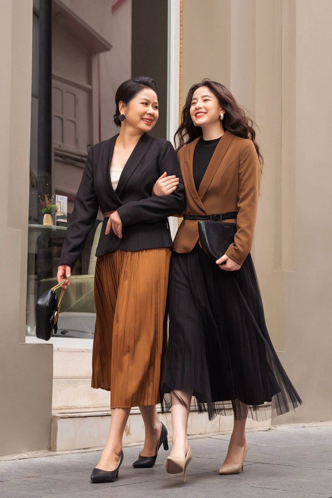 Phối đồ nữ áo vest và chân váy 