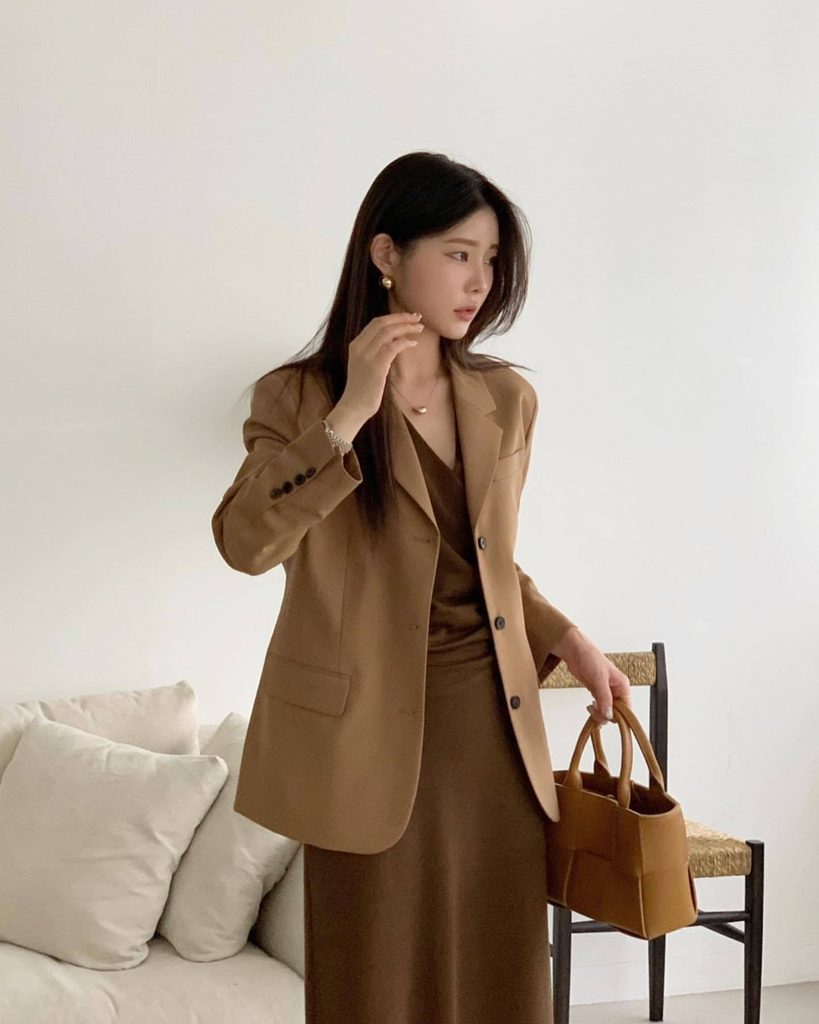 Phối đồ nữ áo Blazer và váy liền