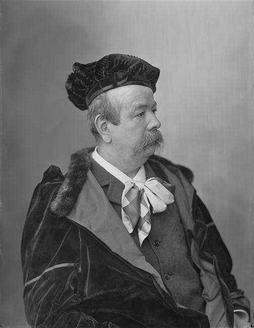 Charles Frederick Worth tạo ra chuẩn mực Haute couture đầu tiên