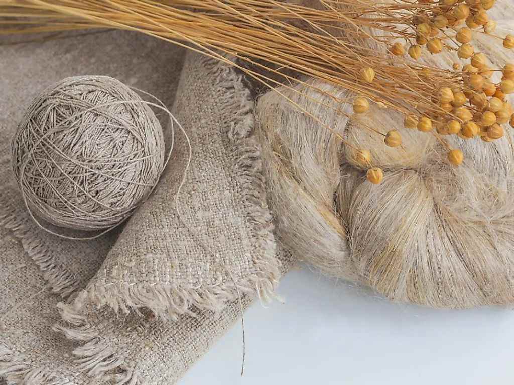 Vải linen có cấu trúc sợi giúp không khí lưu thông tốt, đồng thời hỗ trợ thấm hút hơi ẩm trên da