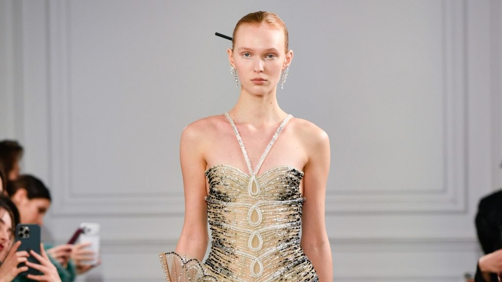 Haute couture hiểu đơn giản là may đo và chế tác trang phục