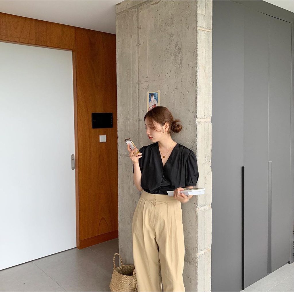 Trang phục màu beige phối màu đen 