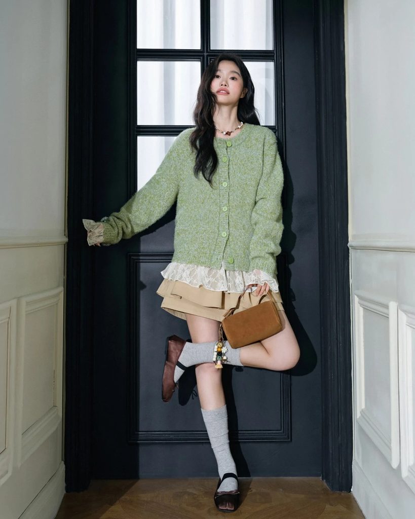 Trang phục màu beige phối xanh oliu 