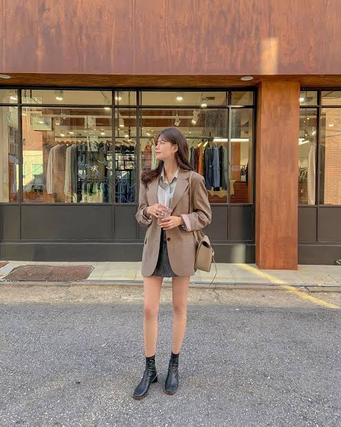 Phối chân váy ngắn với blazer