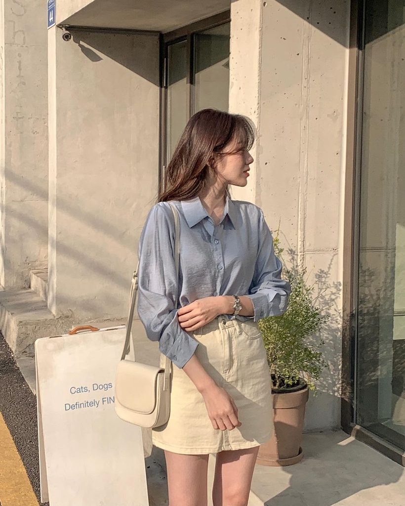 Phối chân váy ngắn với áo sơ mi