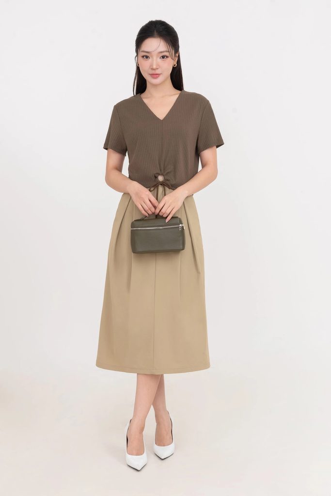 Túi xách phối cùng chân váy midi