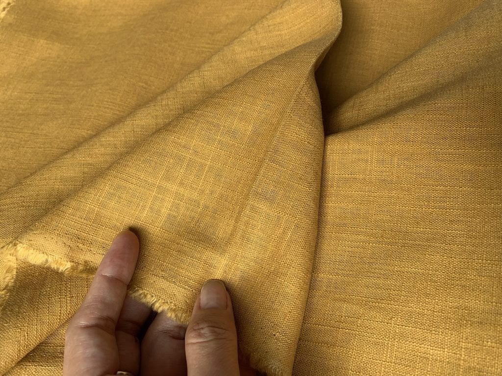Linen xước có bề mặt xuất hiện những đường vân xước đặc trưng,