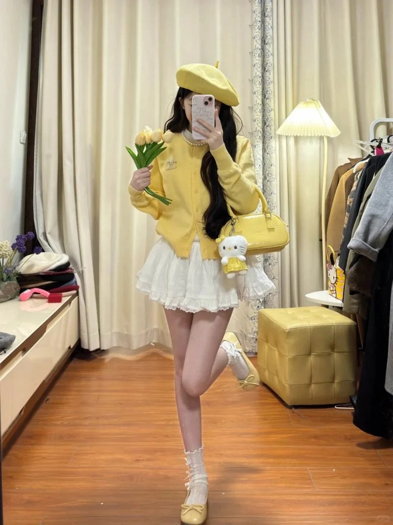 Vàng nhạt phối với màu trắng